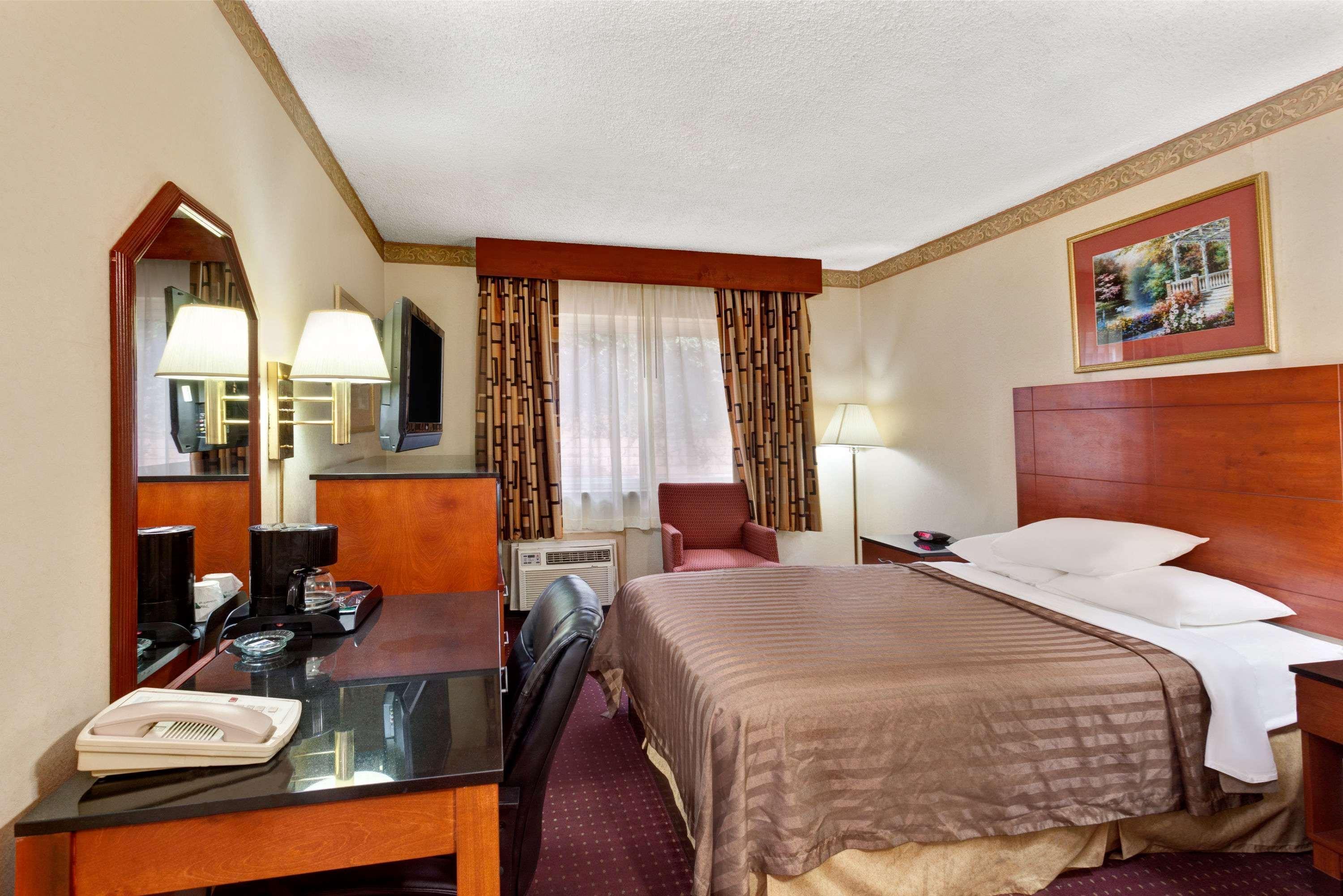 Travelodge By Wyndham Burbank-glendale Hotel